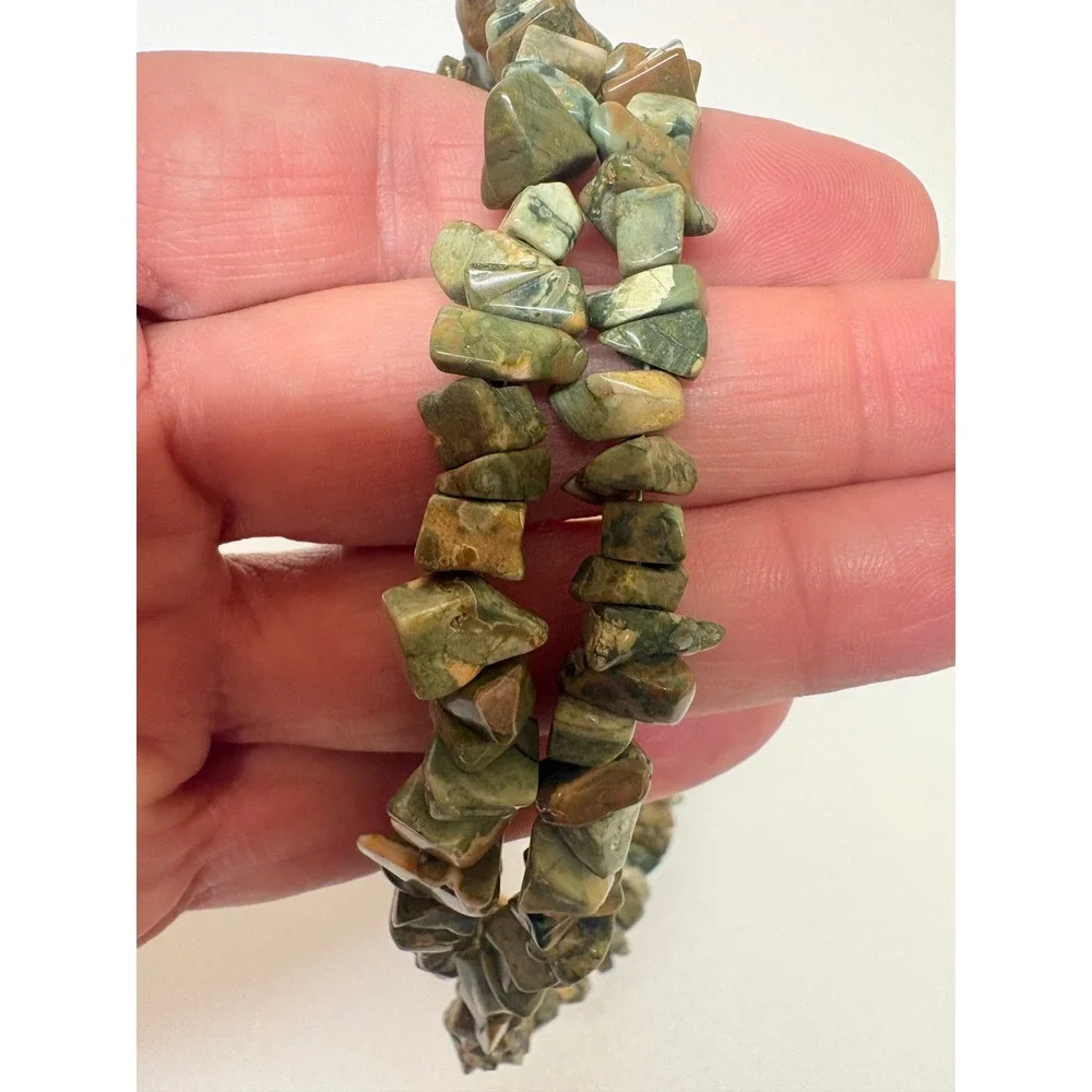 Natural Green Stone Chip Double Strand Necklace Silver Tone Toggle Clasp